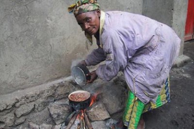 Une femme entrain de préparer le repas en RDC (archive)