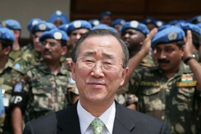 La brigade de l'ouest posé avec le Secrétaire Général Ban Ki-moon lors de sa visite en République Démocratique du Congo .