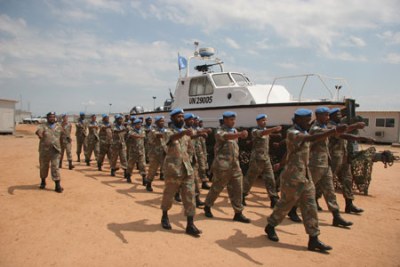 (photo d'archives) contingent maritime sud africain lors de son départ du Burundi le 27 octobre 2007
