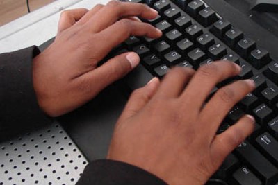 Hands on a computer keyboard - PC - ICT - NTIC - ordinateur - ordi - logiciel - Internet - typing