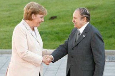(Photo d'archives) - La chancelière allemande Angela Merkel avec le president algerien Abdelaziz Bouteflika - German chancellor visited Algeria on July 16-17, 2008