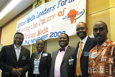 Au forum d'African Media Leaders, à partir de gauche: Eric Chinje de la Banque Mondiale, Seynabou Sy du Sénégal, Nduka Obaigbena de THISDAY, Nigeria, Amadou Mahtar Ba d'AllAfrica and Linus Gitahi de Nation Media Group, Kenya.