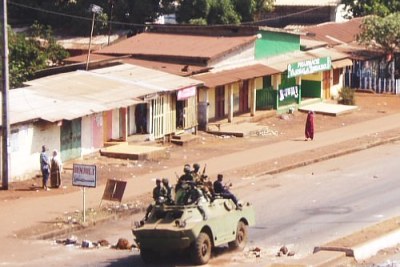 Des soldats armés dans les rues de Conakry en Fevrier 2007.