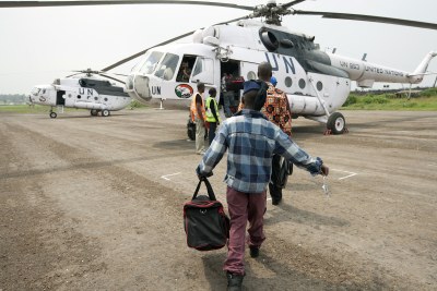 D'anciens enfants-soldats montant à bord d'un hélicoptère de l'ONU.