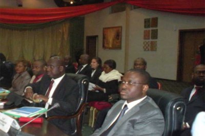 Le Premier ministre Guillaume Soro et lambassadeur Alcide Djédjé (1er et 2e à partir de la droite), entre autres participants à la rencontre