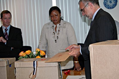 Mr Luis Moreno-Ocampo étudie la liste des suspects kenyans au Quartier Général de la CPI  avec Mme Fatou Bensouda.