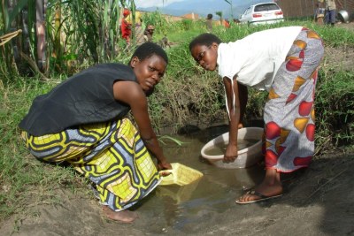 Fetching water at the Sabe refugee site, in northern Kanyanza Province of Burundi (file photo): More than 2,000 refugees have rejected UN appeals to move to a new camp
