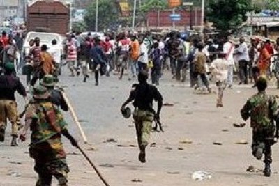 Nigeria military personnel clash with militant youths in Onitsha, southeastern Nigeria. (file photo)