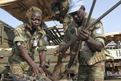 Des militaires ivoiriens lors d'un désarmement.
