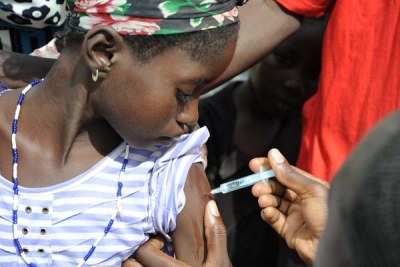 Une jeune fille Burkinabé recevant le nouveau vaccin