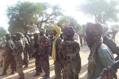 Soldats de l'armée tchadienne dans la ville d'Adre, près de la frontière soudanaise.