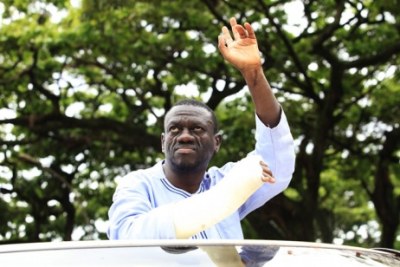Photo archive - Kizza Besigye saluant ses partisans peu avant d'être arrêté au tour de Mulago environ le 28 Avril 2011.