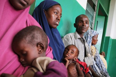 Victimes de la famine somalienne en attente de traitement pour leurs enfants malnutris et déshydratés.
