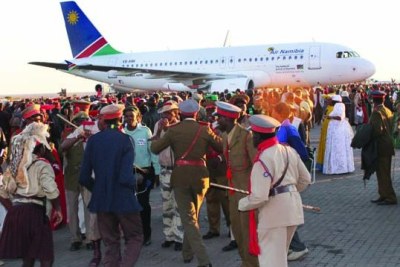 The Namibian delegation which went to collect the skulls in Germany was welcomed by thousands of people at Windhoek's international airport.