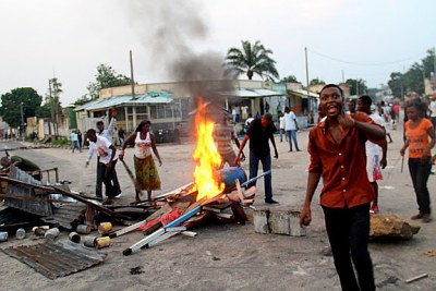 Des partisans de l'opposition le 9/12/2011 sur une des avenues de Kinshasa, après l'annonce de la victoire de Kabila par la Ceni pour la présidentielle de 2011 en RDC.