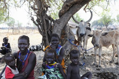 Des femmes avec leurs enfants près de Pibor, à Jonglei State, Sud-Soudan.