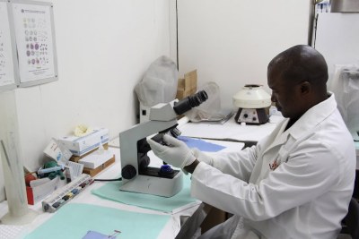 Test de paludisme dans un laboratoire médical