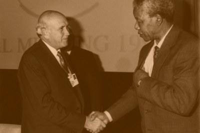 Frederik de Klerk and Nelson Mandela shake hands at the Annual Meeting of the World Economic Forum (file photo).
