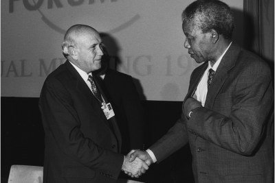 Frederik de Klerk et Nelson Mandela se serrent la main à la Réunion Annuelle du Forum Économique Mondial tenu dans Davos en janvier 1992.