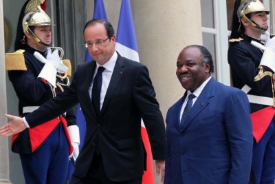 (Photo d'archive) - Entre le Gabon et la France ce n'est plus le grand amour comme l'illustre cette photo d'Ali Bongo et son homologue français François Hollande. La dernière du Premier ministre français, Manuel Valls sur l'élection du président gabonais a mis le feu au poudre.