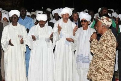 Le président Omar El-Béchir (2éme à gauche) reçoit les condoléances suite à l'accident qui a fait 31 morts.