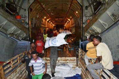 Des denrées alimentaires embarquées dans un avion pour l'acheminer vers des zones de réfugiés