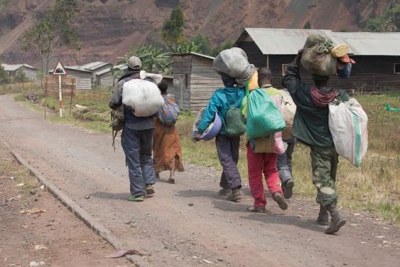 Des déplacés fuyant la cité de Rutshuru-centre après sa chute entre les mains des rebelles du M23, le 8 Juillet 2012