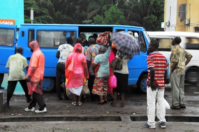 Difficulté de transport en commun après la pluie à Kinshasa sur lavenue des huileries.
