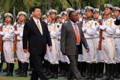 Photo d'archives - Le président Xi Jinping, accueillant son homologue zambien en avril 2013.