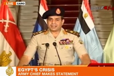 Le chef des forces armées égyptiennes, le général Abdul Fatah Khalil al-Sisi annonçant la suspension de la constitution