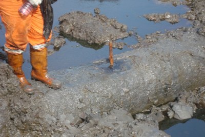 Un morceau de bois indiquant l'origine de la fuite près de Bodo sur le Delta du Niger.