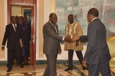 La poignée de main entre le Président du Faso, Blaise Compaoré, et le chef de file de l’opposition politique, Zéphyrin Diabré.