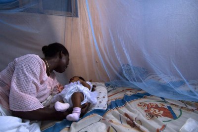 Au Ghana, un bébé protégé du paludisme par une moustiquaire imprégnée d’insecticide