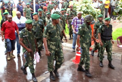 (Avant-plan, 2e en partant de la droite), le général François Olenga, chef d’état-major de l’armée de terre conduisant des officiers supérieurs des FARDC à la RTNC attaquée le 30/12/2013 par des jeunes gens munis d’armes blanches.