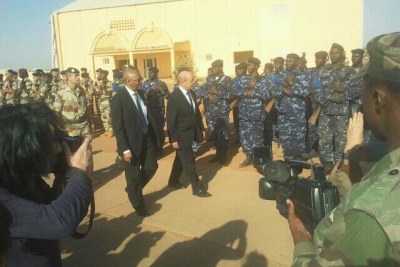 Le ministre de la Défense, Jean-Yves Le Drian, a rejoint le Mali le 30 décembre afin de réveillonner avec les forces françaises encore engagées dans l’opération Serval.