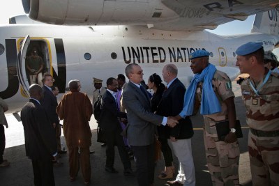 Le Représentant permanent de la France auprès des Nations Unies, Gérard Araud, est accueilli par des Casques bleus à Mopti au Mali à l'arrivée de la délégation du Conseil de sécurité.