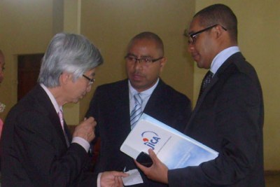L'ambassadeur du Japon, SEM Ryuhei Hosoya en discussion avec le ministre des Affaires Etrangères, Ulrich Andriantiana.