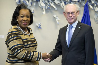 Catherine Samba-Panza serrant la main du Prédident de Conseil de l'UE, Herman Van Rompuy.
