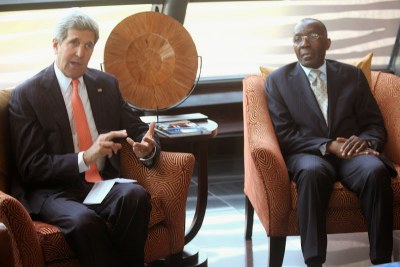 John Kerry, secrétaire d'Etat américain et le ministre des Affaires Etrangères congolais Raymond Tshibanda le 3/05/2014 lors de son arrivée à l’aéroport international de Ndjili à Kinshasa pour une visite du travail.