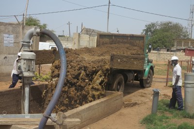 Au lieu d'aller polluer davantage la Baie de Hann, jadis l'une des plus belles plages de Dakar, le camion déverse son chargement de déchets dans le puits de pré-mélange en vue d'une production en biogaz