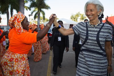 Le Directeur Général du FMI, Christine Lagarde, en communion avec la population de Maputo qui l'a accueilli en grande pompe lors du sommet de haut niveau au Mozambique.