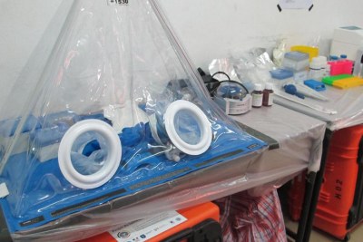 Un laboratoire mobile qui permet de détecter et de prendre en charge les cas d'Ebola.