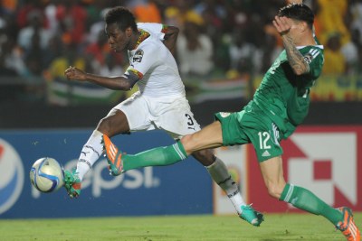 Asamoah Gyan du Ghana marque le but gagnant. Il a rejoint ses coéquipiers après une courte grippe qui ne l'a pas empêché d'achever l'Algérie.