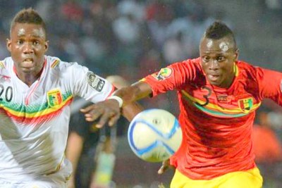 Duel Guinée (en rouge) contre Mali en Coupe d'Afrique des Nations de football (CAN) 2015. Les deux équipes ont finalement été départagées par un tirage au sort remporté par le Sylie National