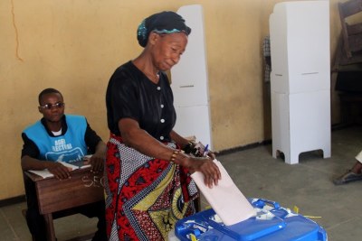 (Photo d'archives) - Une électrice en Afrique