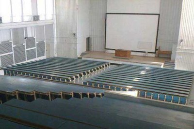 Salle de classe vide.