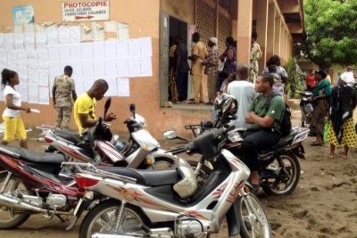 Un bureau de vote du quartier de Gbegamey, à Cotonou, au moment de l'ouverture des bureaux de vote pour les élections législatives, ce dimanche 26 avril 2015.