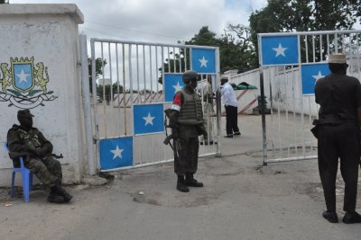 Des soldats de la paix de la Mission de l’Union africaine en Somalie (AMISOM) gardent le palais présidentiel à Mogadiscio.