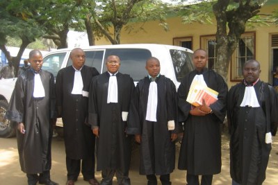 Wonga Okongo, le président du Tribunal de Grande Instance de Bunia, troisième à partir de la droite, encadré par les avocats des accusés et de la défense à Bunia, en RDC.