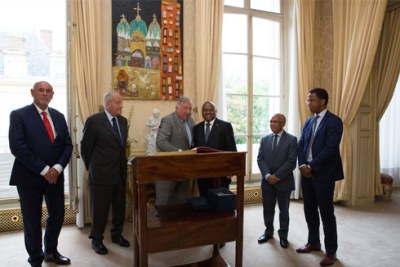 La visite officielle du PM en France a débuté par une rencontre avec le président du Sénat français.